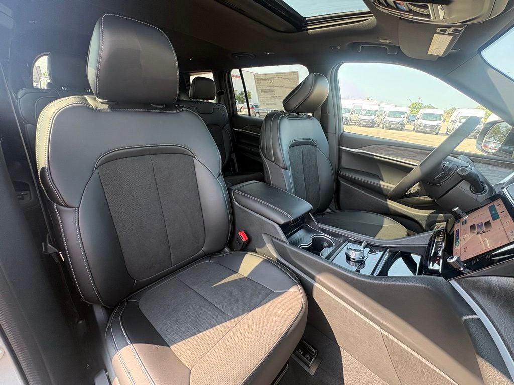 2026 Jeep Grand Cherokee GRAND CHEROKEE L LAREDO ALTITUDE 4X4