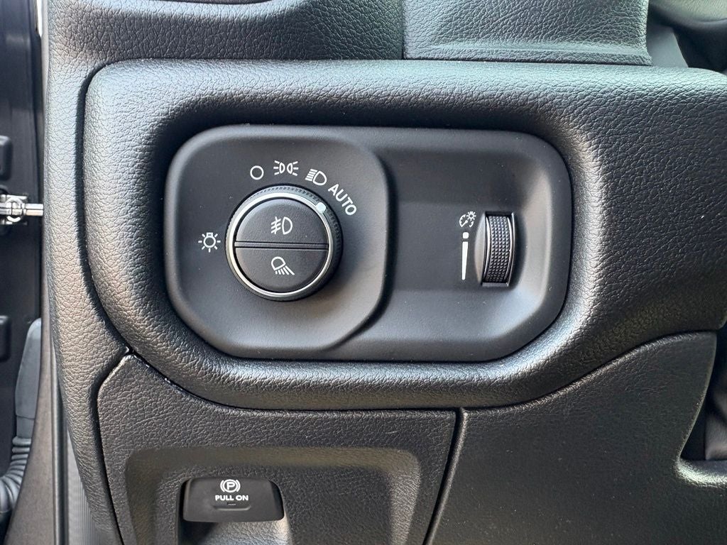2026 RAM 1500 RAM 1500 EXPRESS CREW CAB 4X4 5'7' BOX