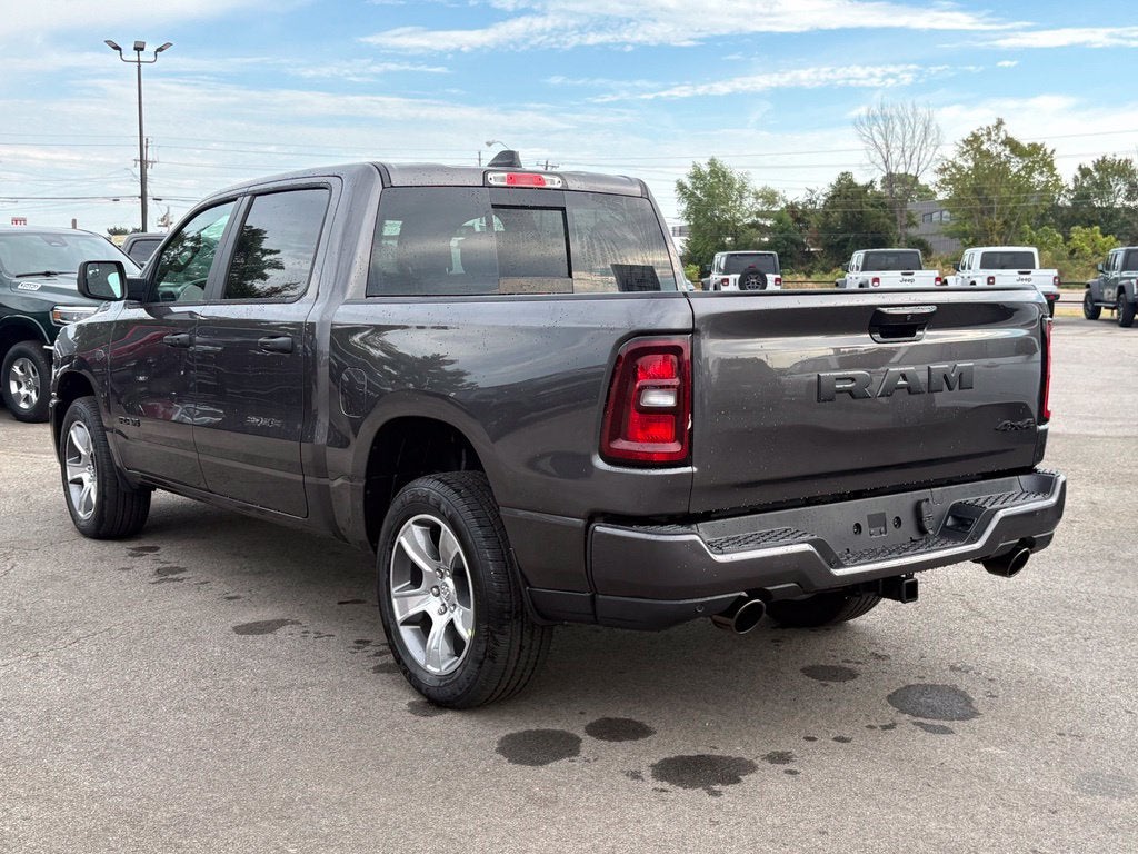 2027 RAM Ram 1500 RAM 1500 EXPRESS CREW CAB 4X4 5'7' BOX