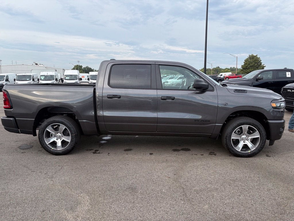 2027 RAM Ram 1500 RAM 1500 EXPRESS CREW CAB 4X4 5'7' BOX