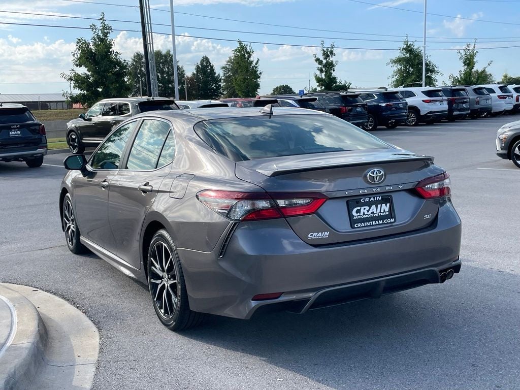 2021 Toyota Camry SE - 39 MPG / APPLE CARPLAY