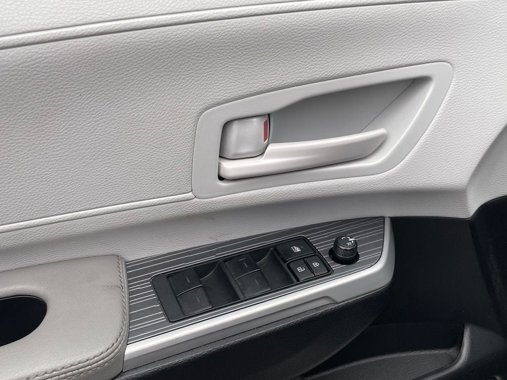 2025 Toyota Sienna LE 8 Passenger - 36 MPG / WIRELESS CARPLAY