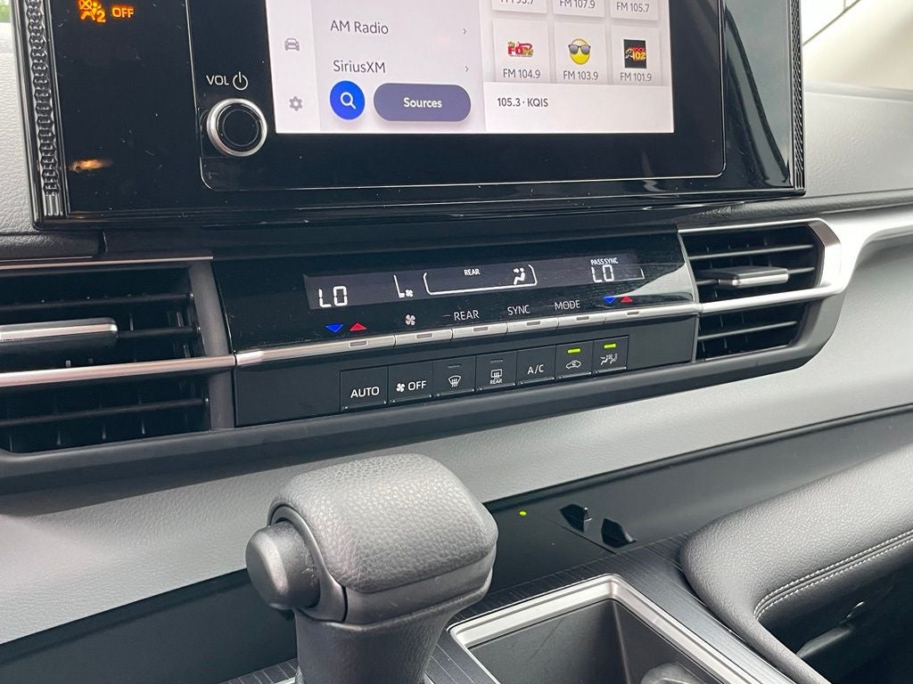 2025 Toyota Sienna LE 8 Passenger - 36 MPG / WIRELESS CARPLAY