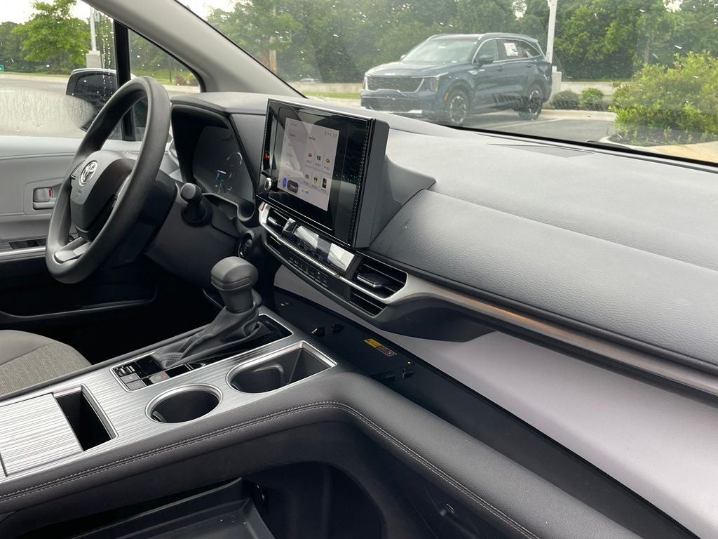 2025 Toyota Sienna LE 8 Passenger - 36 MPG / WIRELESS CARPLAY