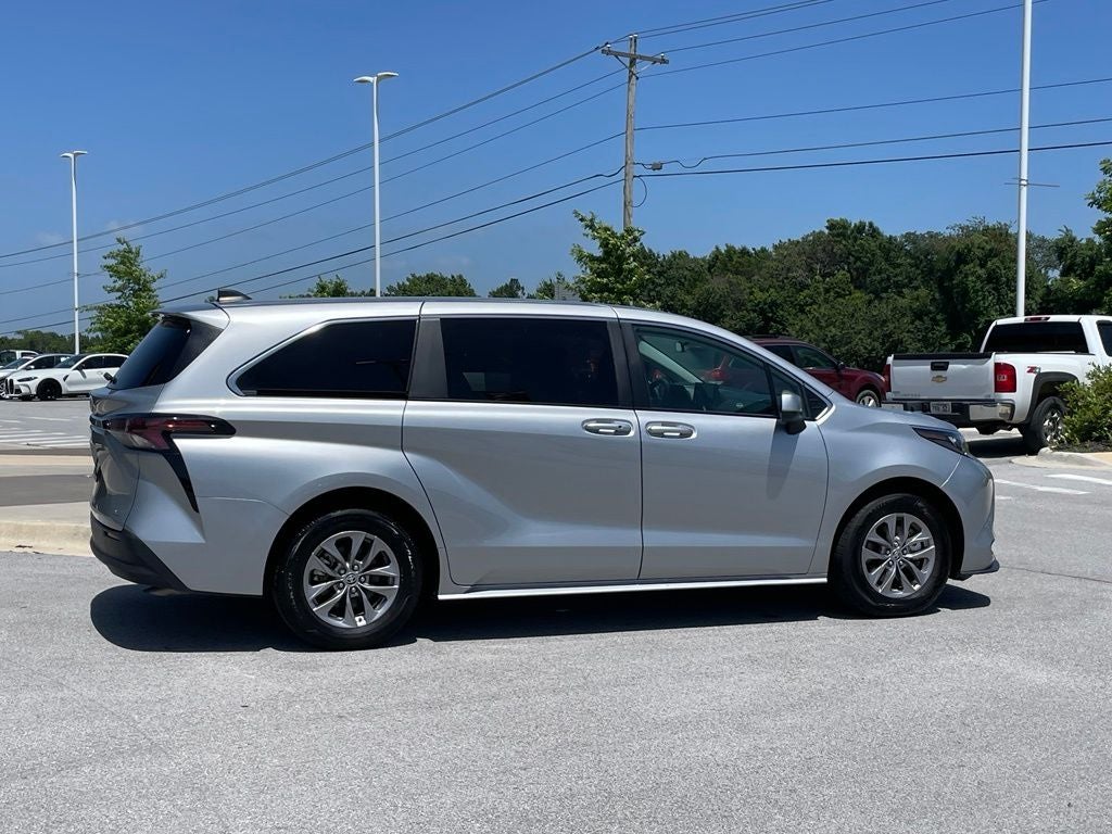2025 Toyota Sienna LE 8 Passenger - 36 MPG / WIRELESS CARPLAY