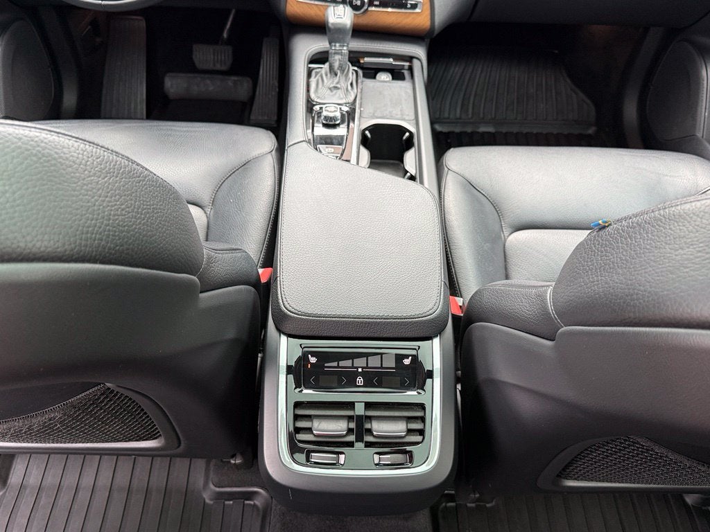 2022 Volvo XC90 T6 Momentum - AWD / PANORAMIC SUNROOF / ONE OWNER