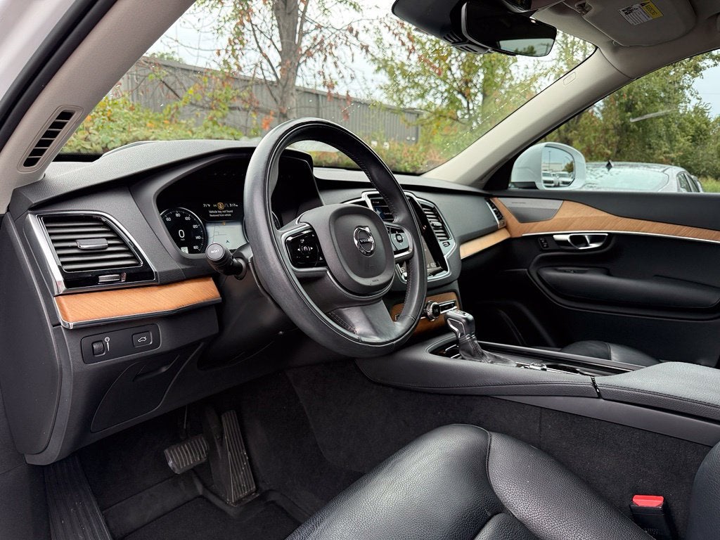 2022 Volvo XC90 T6 Momentum - AWD / PANORAMIC SUNROOF / ONE OWNER