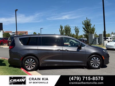 2022 Chrysler Pacifica Hybrid Touring L - CLEAN CARFAX / ONE OWNER