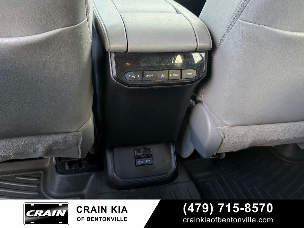 2022 Toyota Highlander XLE - CLEAN CARFAX / SUNROOF