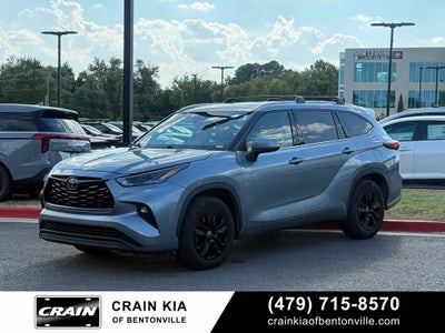 2022 Toyota Highlander XLE - CLEAN CARFAX / SUNROOF
