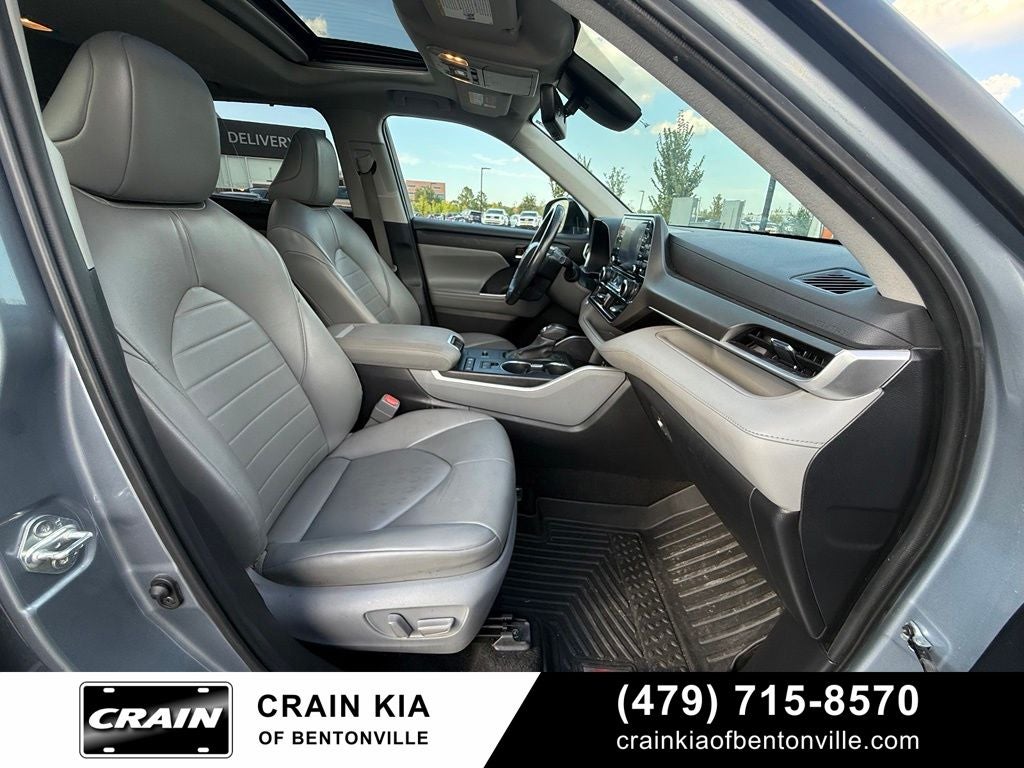 2022 Toyota Highlander XLE - CLEAN CARFAX / SUNROOF