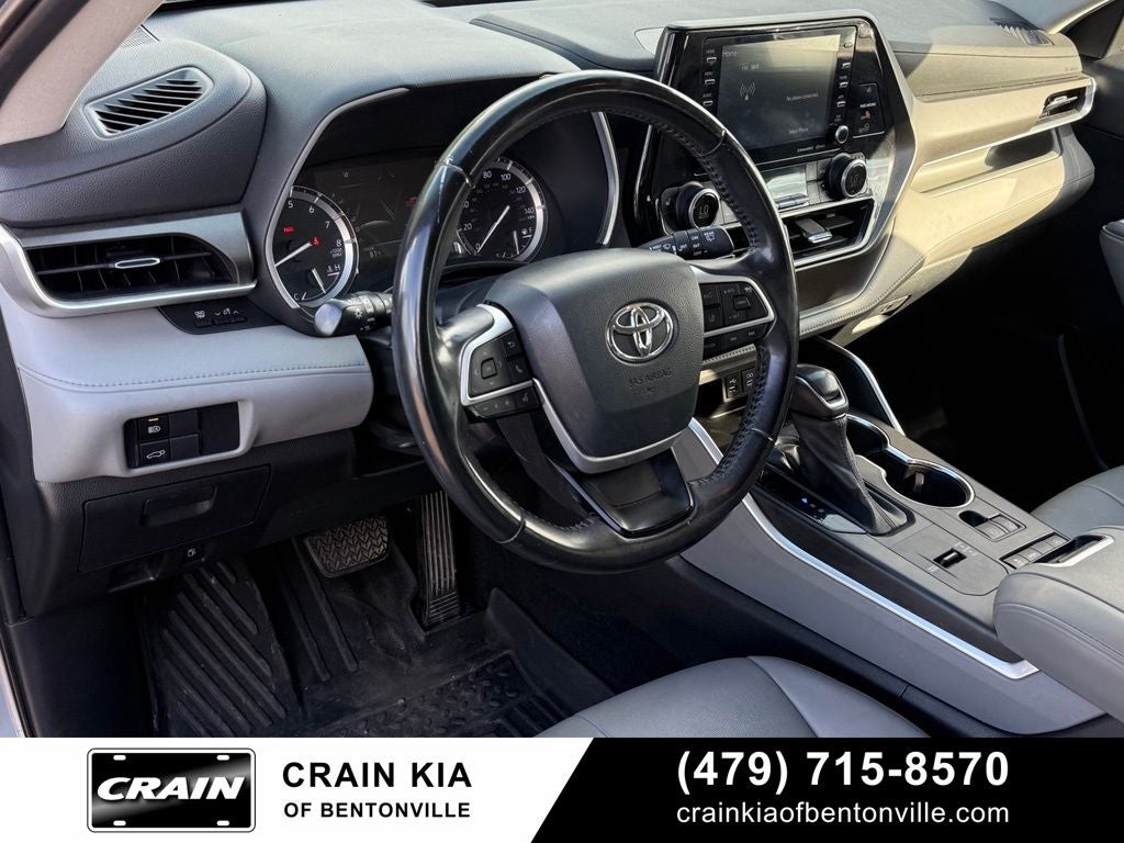 2022 Toyota Highlander XLE - CLEAN CARFAX / SUNROOF