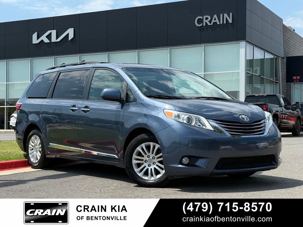 2017 Toyota Sienna XLE - SUNROOF / CLEAN CARFAX / LOW MILES!