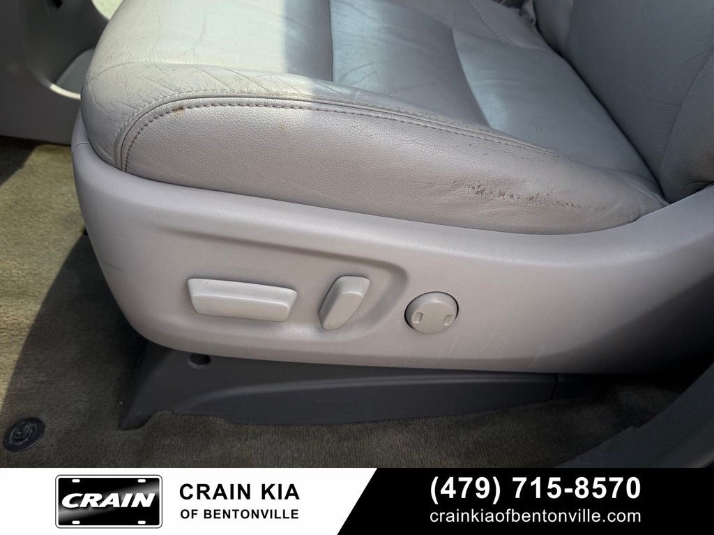 2017 Toyota Sienna XLE - SUNROOF / CLEAN CARFAX / LOW MILES!