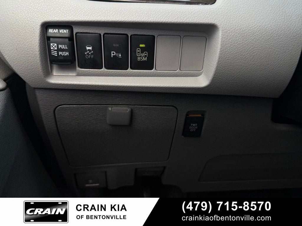 2017 Toyota Sienna XLE - SUNROOF / CLEAN CARFAX / LOW MILES!