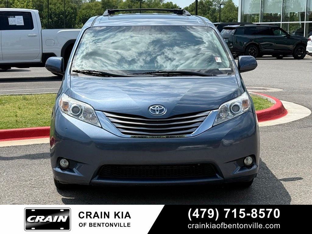 2017 Toyota Sienna XLE - SUNROOF / CLEAN CARFAX / LOW MILES!