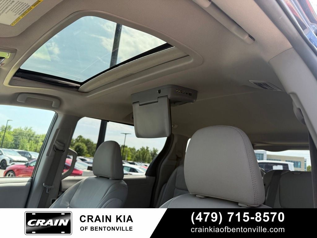 2017 Toyota Sienna XLE - SUNROOF / CLEAN CARFAX / LOW MILES!