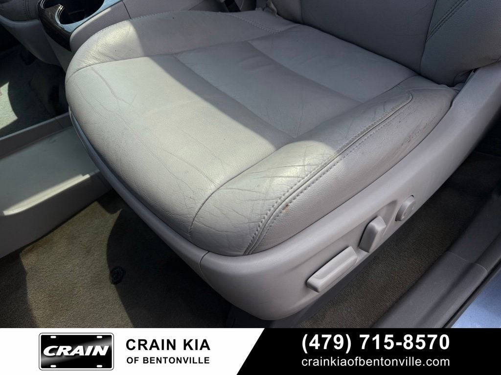 2017 Toyota Sienna XLE - SUNROOF / CLEAN CARFAX / LOW MILES!
