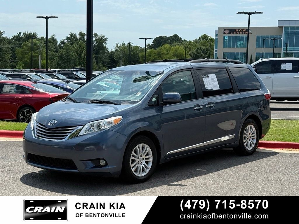 2017 Toyota Sienna XLE - SUNROOF / CLEAN CARFAX / LOW MILES!