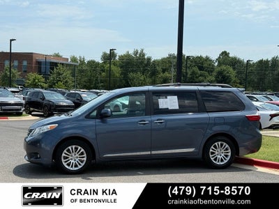 2017 Toyota Sienna XLE - SUNROOF / CLEAN CARFAX / LOW MILES!