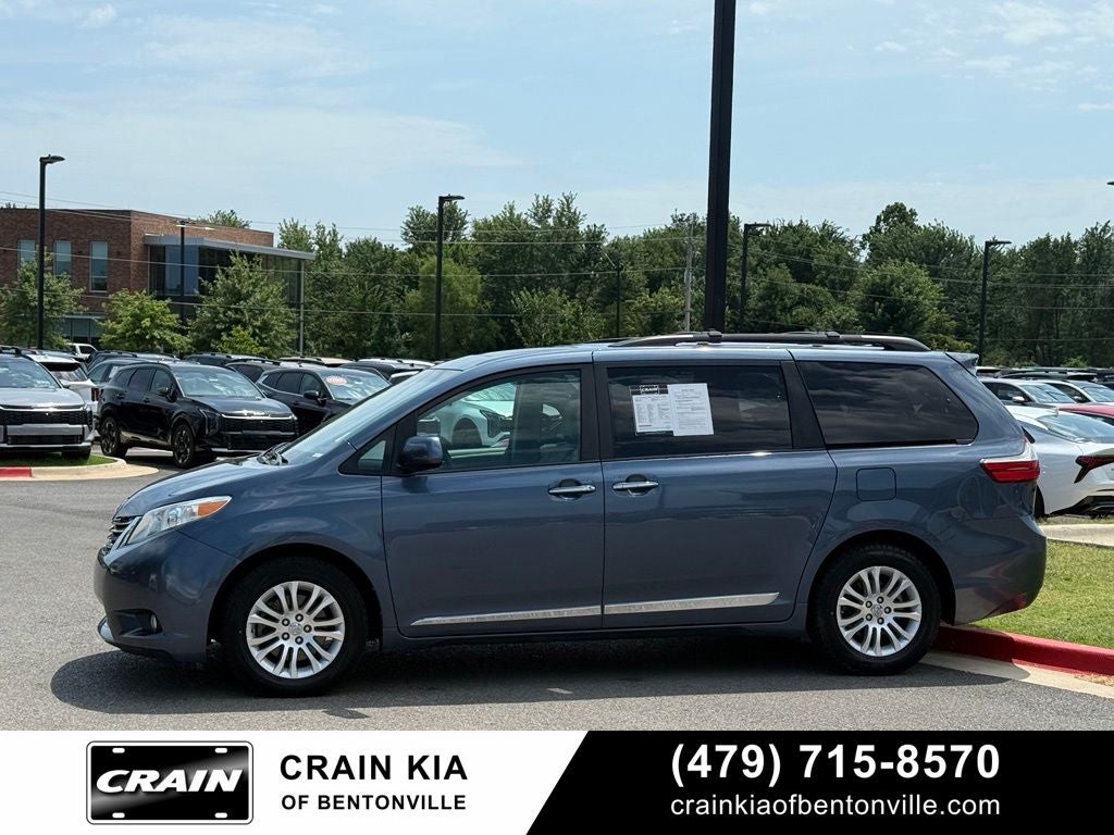2017 Toyota Sienna XLE - SUNROOF / CLEAN CARFAX / LOW MILES!
