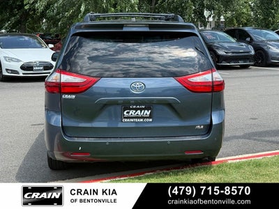2017 Toyota Sienna XLE - SUNROOF / CLEAN CARFAX / LOW MILES!