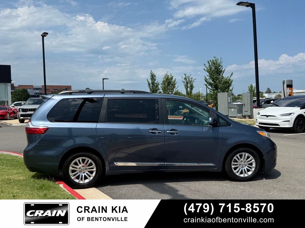 2017 Toyota Sienna XLE - SUNROOF / CLEAN CARFAX / LOW MILES!