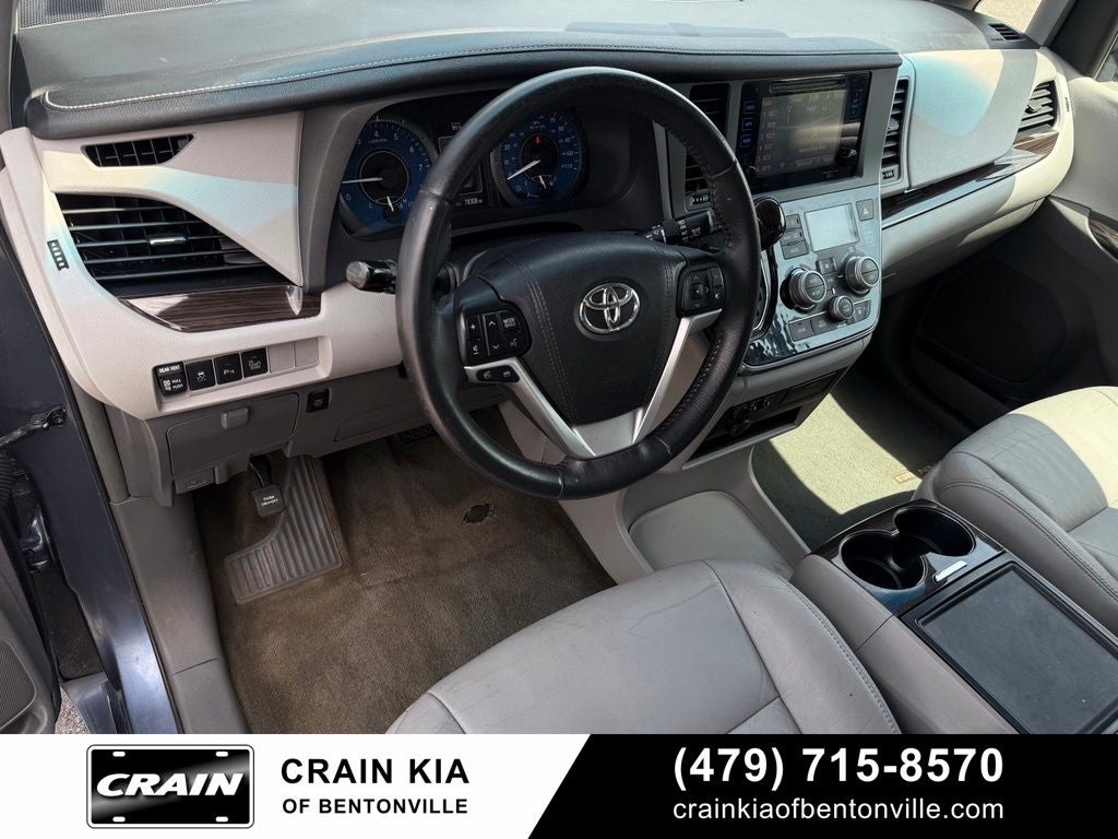 2017 Toyota Sienna XLE - SUNROOF / CLEAN CARFAX / LOW MILES!