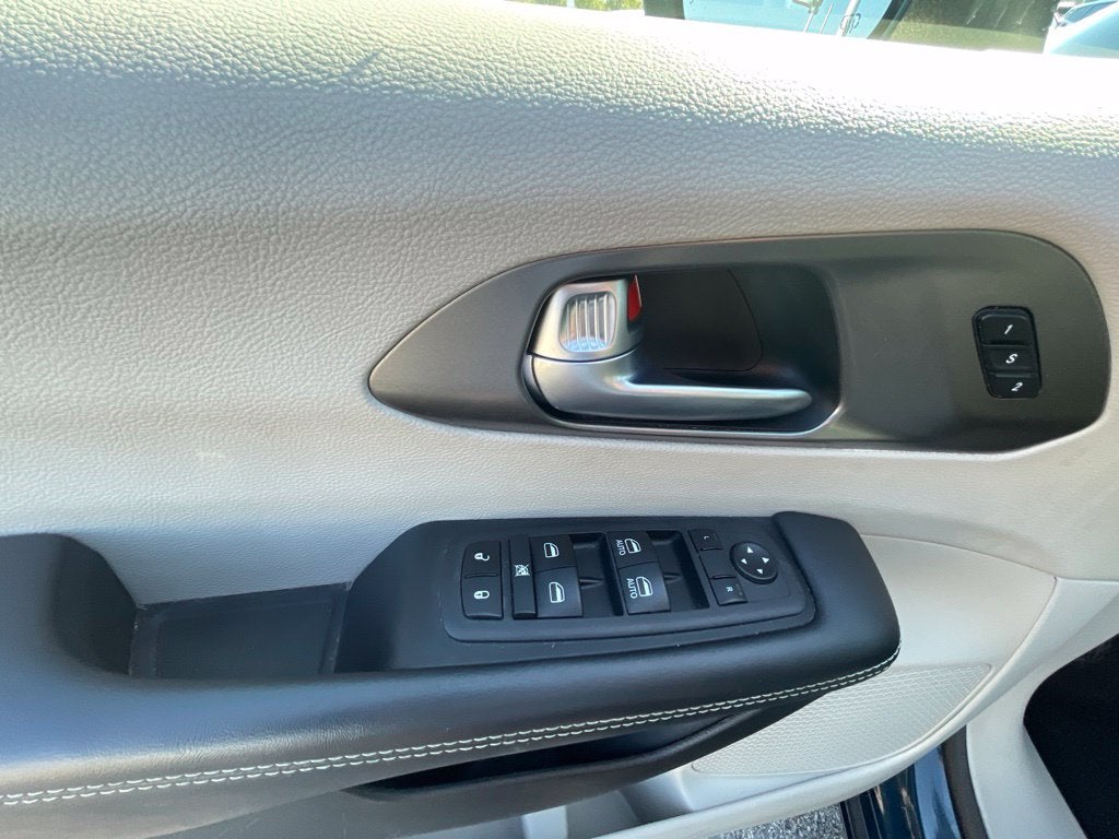2023 Chrysler Pacifica Touring L HEATED SEATS / POWER DRIVERS SEAT