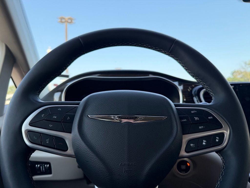 2023 Chrysler Pacifica Hybrid Limited *PHEV, Clean Carfax, One-Owner