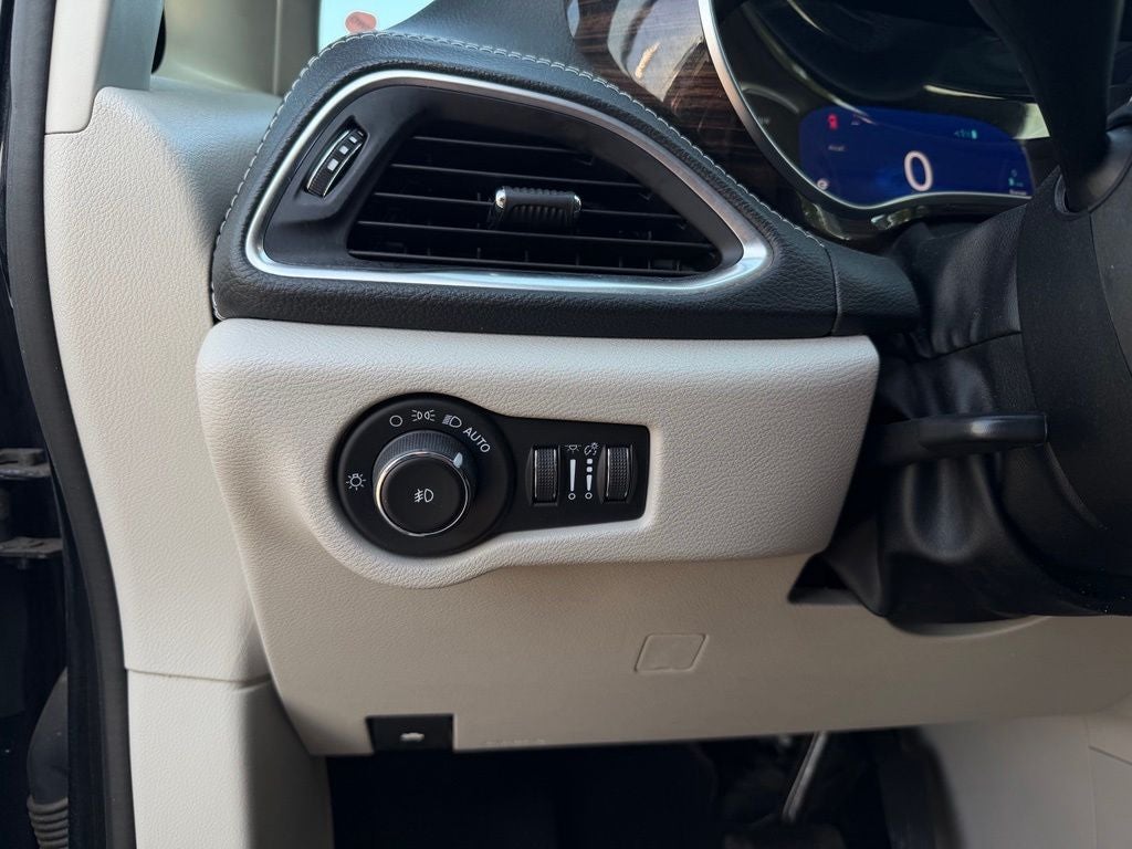 2023 Chrysler Pacifica Hybrid Limited *PHEV, Clean Carfax, One-Owner