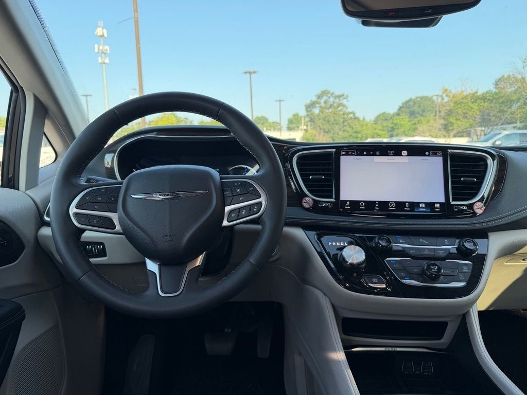 2023 Chrysler Pacifica Hybrid Limited *PHEV, Clean Carfax, One-Owner