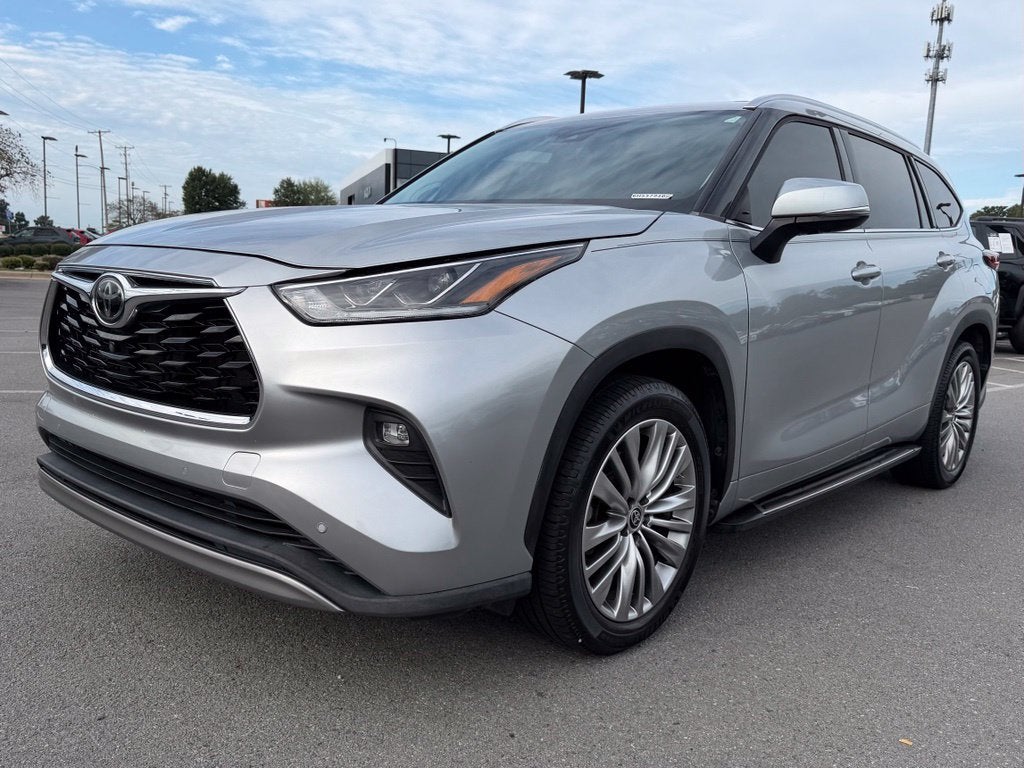 2022 Toyota Highlander Platinum *Platinum Pkg/Pano Roof/Pano View Mirrors
